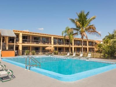 Travelodge By Wyndham Fort Myers North Норт-Форт-Маєрс Екстер'єр фото